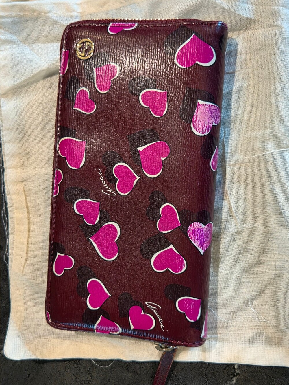 Gucci Zip-Around Wallet in Burgundy with Pink Heart Motif - Picture 2 of 16